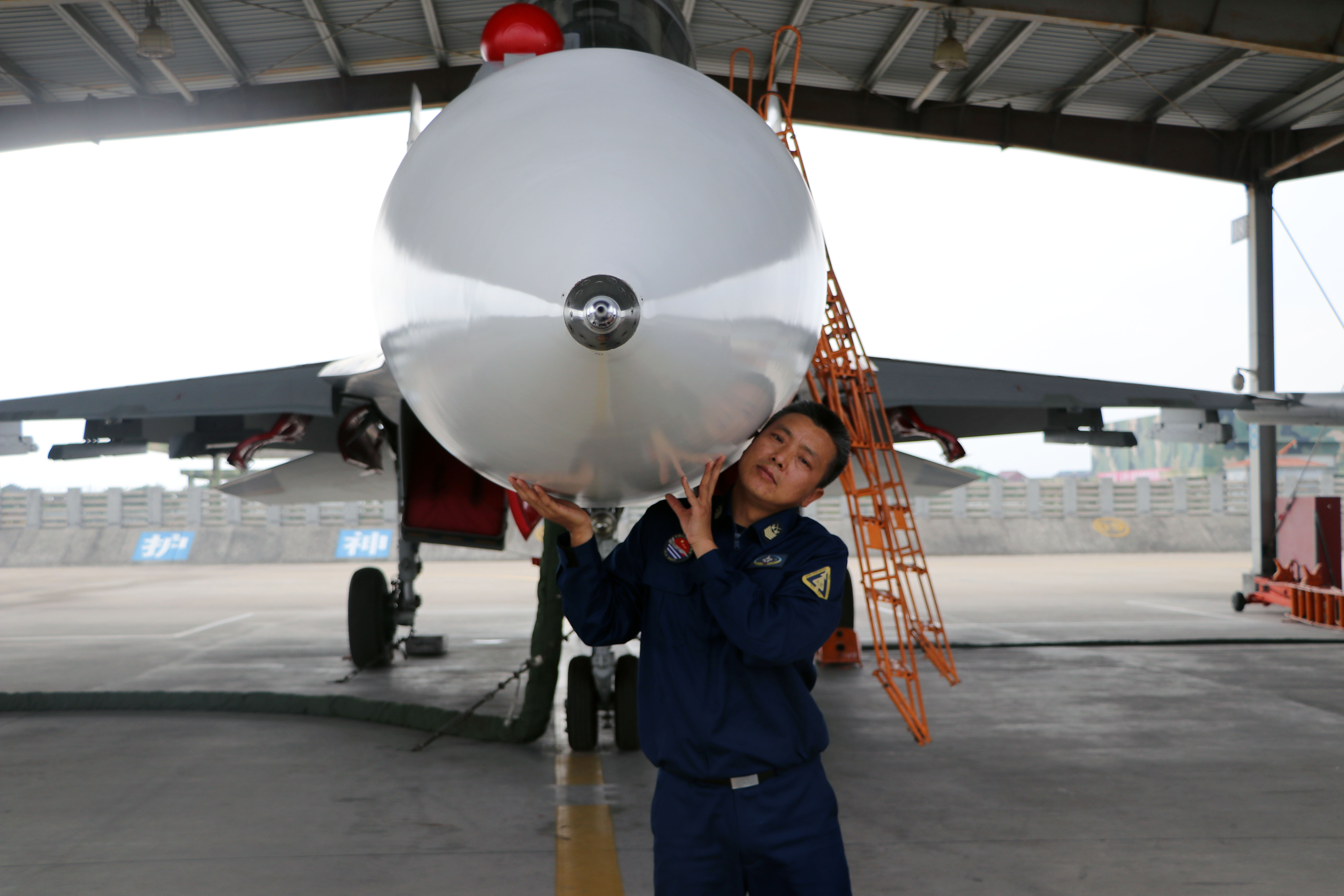 圖為羅海濱深情傾聽(tīng)他最愛(ài)的“大白”心跳(葉孔巧攝)